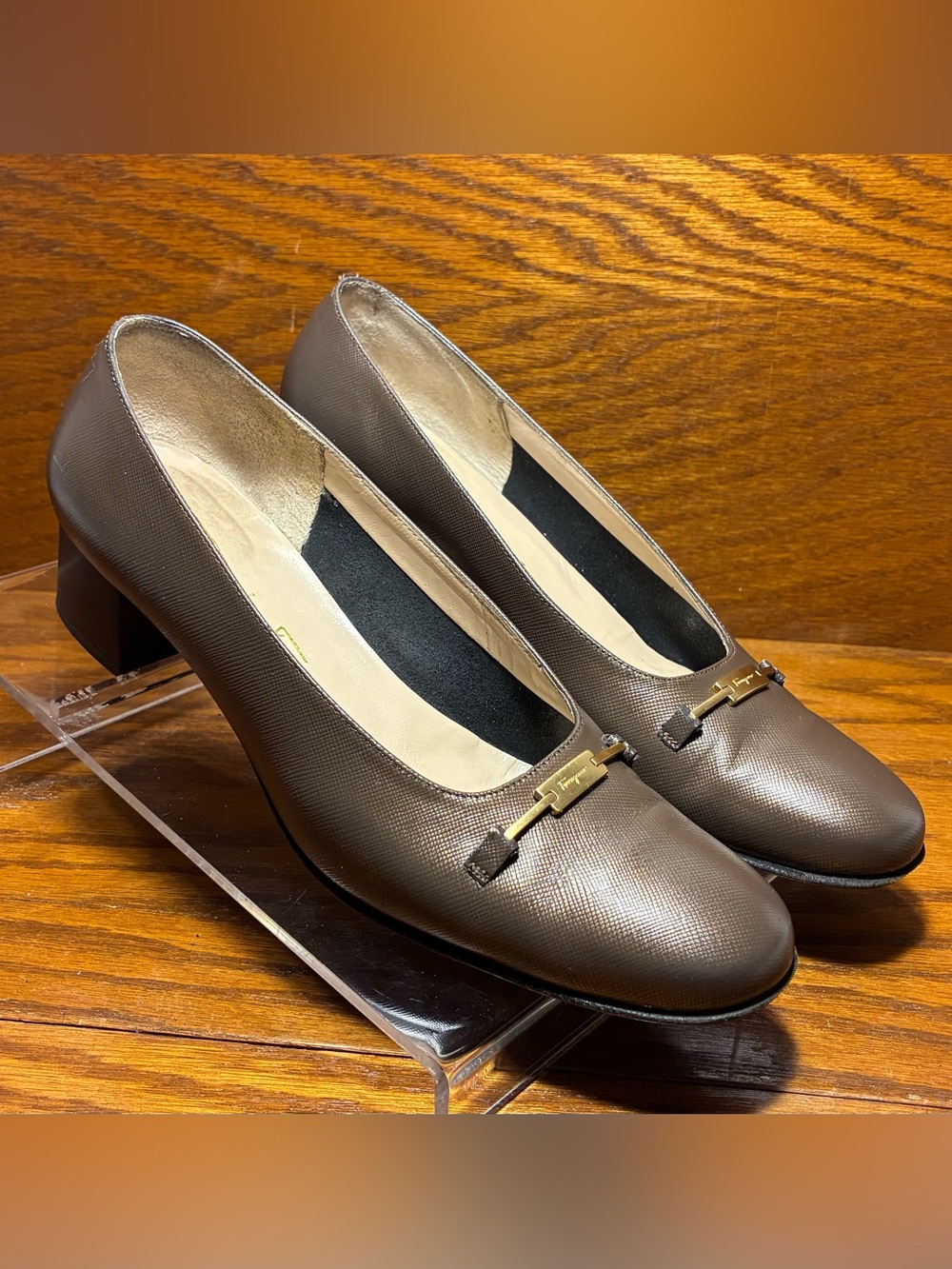 Salvatore Ferragamo Boutique Logo Hardware Pewter Leather Block Heel Pumps Sz 8